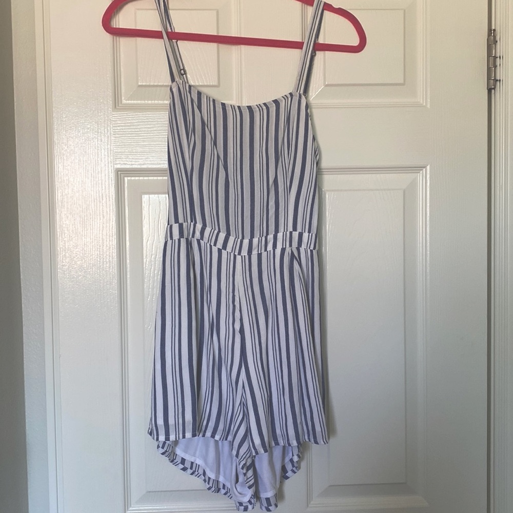 only worn once🚨striped romper with an adorable tie in the back! So comfy!!